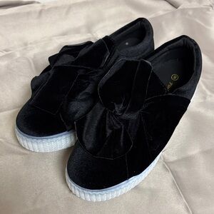 Elegant Black Fuzzy Women's Bow Sneakers